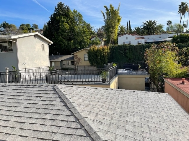 property at 2328 N Beachwood Dr