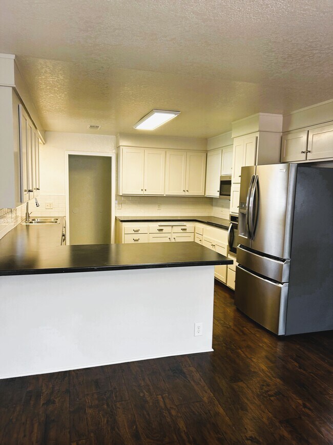 347 Woodcliff Dr in Redding, CA - Building Photo - Building Photo