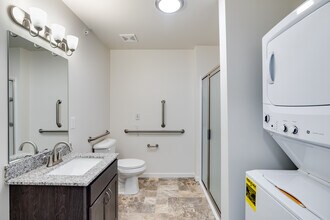 Taylor Crossing Senior Apartments in Auburn Hills, MI - Foto de edificio - Interior Photo
