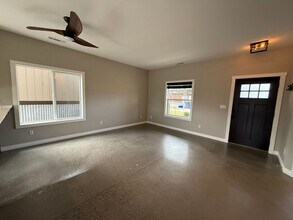 61158 Brookhollow Dr in Bend, OR - Building Photo - Building Photo