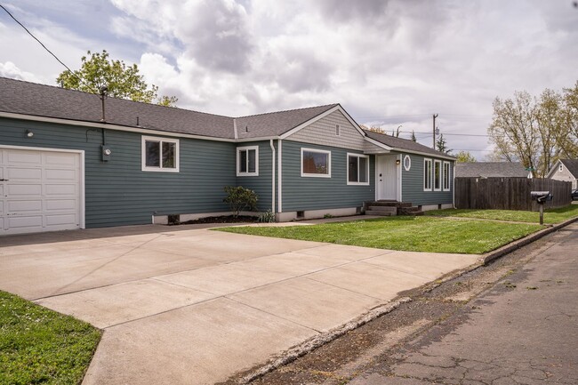 230 15th Ave SE in Albany, OR - Building Photo - Building Photo