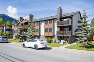 223 Muskrat St in Banff, AB - Building Photo