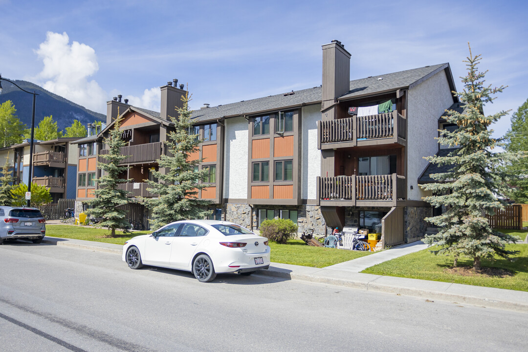 223 Muskrat St in Banff, AB - Building Photo