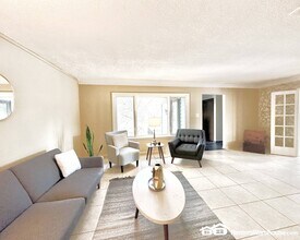 3006 Fleur Dr in Des Moines, IA - Building Photo - Building Photo