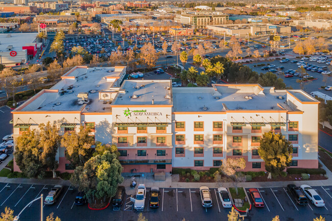 Furnished Studio - Oakland in Emeryville, CA - Foto de edificio - Building Photo