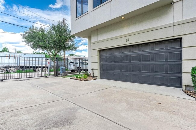 24 N Hutcheson St in Houston, TX - Building Photo - Building Photo