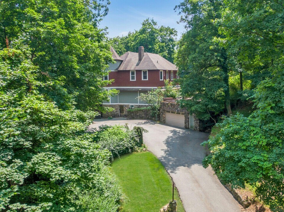 65 Rockledge Dr in Suffern, NY - Building Photo