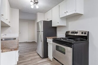 Lynbrook Townhouses in Moose Jaw, SK - Building Photo - Building Photo