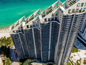 17555 Collins Ave in Sunny Isles Beach, FL - Foto de edificio - Building Photo