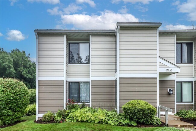 22 Olcott Way in Ridgefield, CT - Building Photo - Building Photo