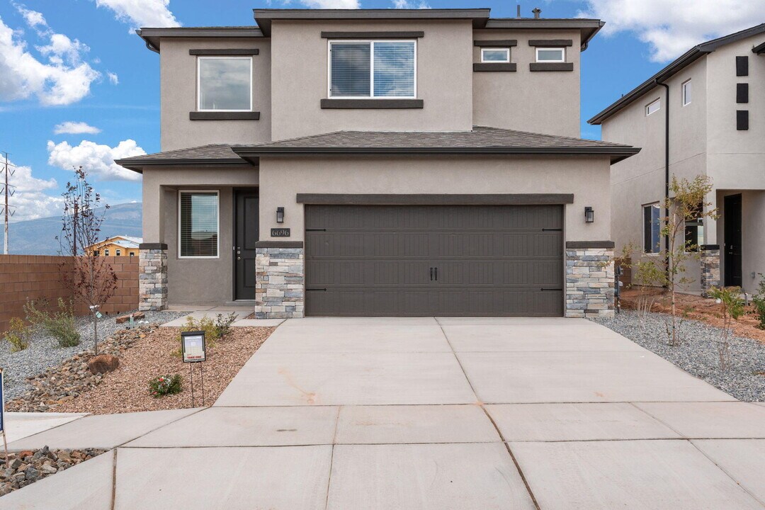 6696 Zachary Rd NE in Rio Rancho, NM - Building Photo
