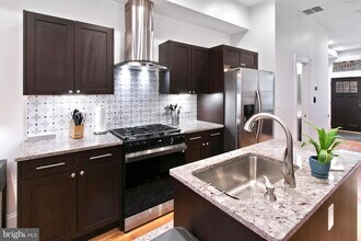 1004 11th St NE in Washington, DC - Building Photo - Building Photo