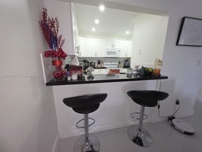 6970 NW 186th St in Hialeah, FL - Foto de edificio - Building Photo