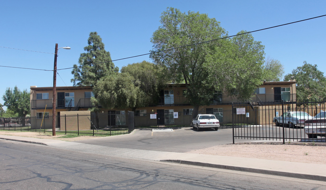 Broadway House Apartments in Phoenix, AZ - Building Photo