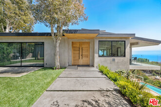 23812 Malibu Crest Dr in Malibu, CA - Building Photo - Building Photo