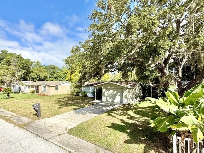 5707 Quist Dr in Port Richey, FL - Building Photo - Building Photo