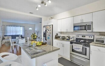 2552 Wiley St in Hollywood, FL - Building Photo - Building Photo