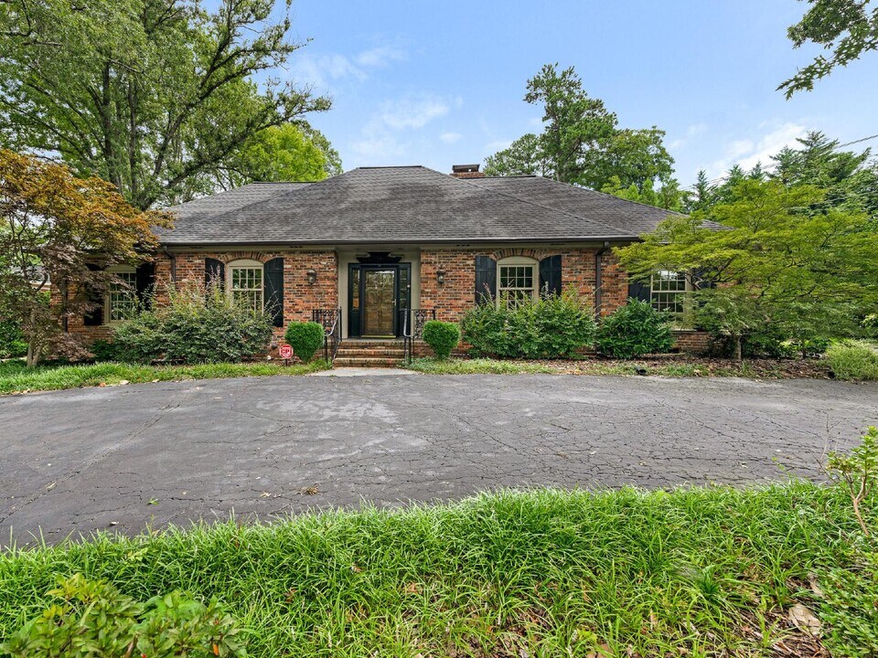 3515 Foxcroft Rd in Charlotte, NC - Building Photo