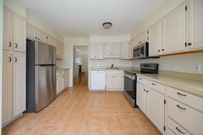 54 Bennett Common Way in Millbrook, NY - Building Photo - Building Photo