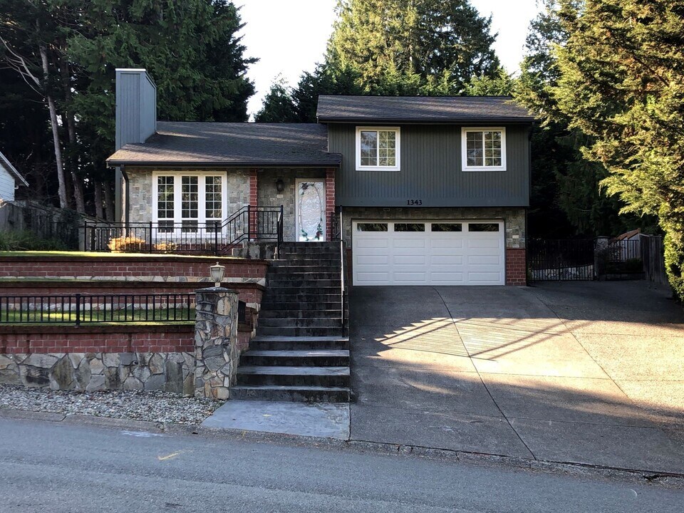 1343 222nd Pl NE in Sammamish, WA - Foto de edificio