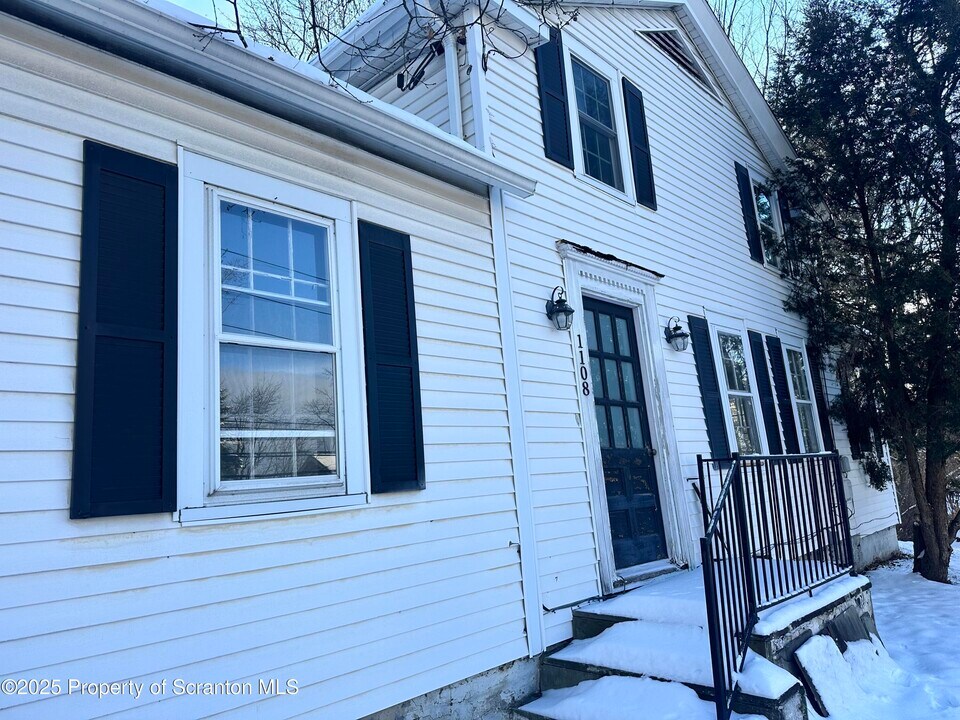 1108 N Abington Rd in Waverly, PA - Building Photo
