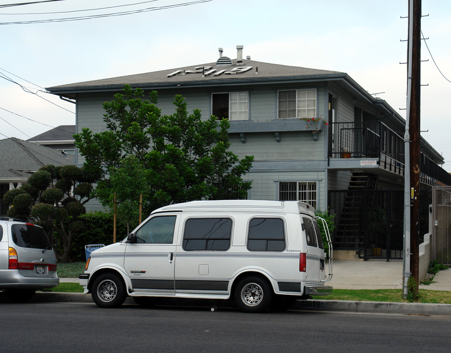 12119 Grevillea Ave in Hawthorne, CA - Building Photo