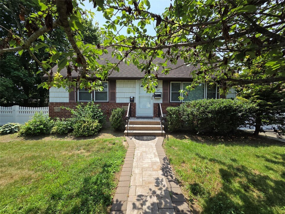 5 Denton Pl in Farmingdale, NY - Building Photo