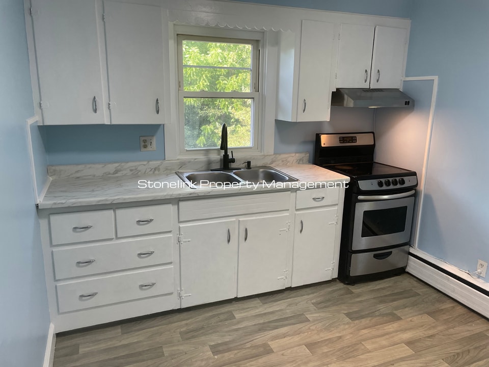 80 Wood St in Coventry, RI - Building Photo