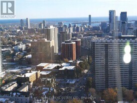 101 Charles St E in Toronto, ON - Building Photo