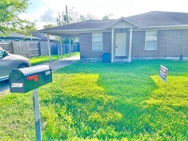 4021 Avenue Q 1/2 in Santa Fe, TX - Building Photo