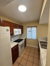 210 Riviera Cir in Weston, FL - Foto de edificio - Building Photo