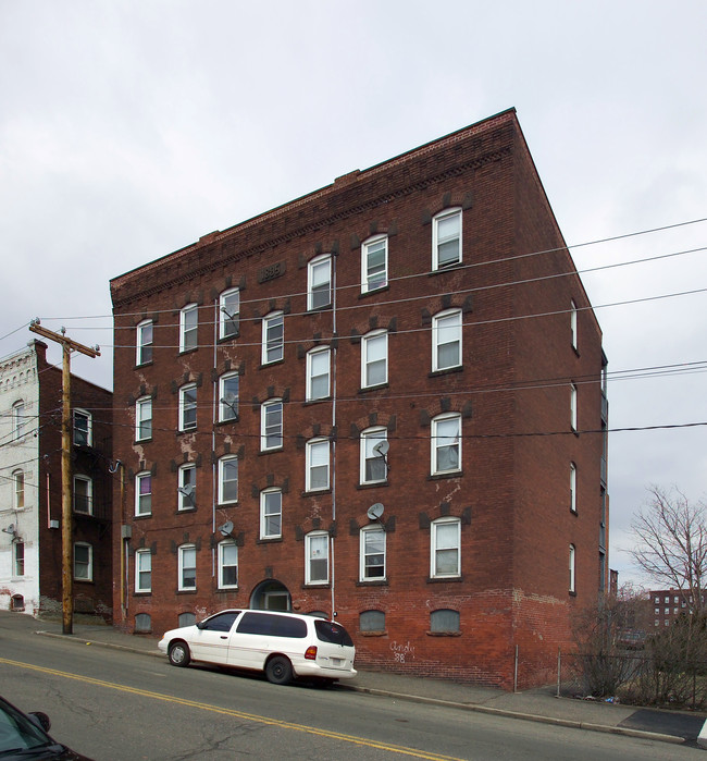 83 Jackson St in Holyoke, MA - Foto de edificio - Building Photo