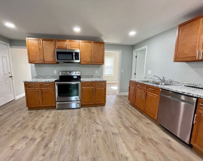 618 McKinstry Ave in Chicopee, MA - Building Photo - Building Photo