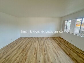 1080 St Louis Ave in Long Beach, CA - Building Photo - Building Photo