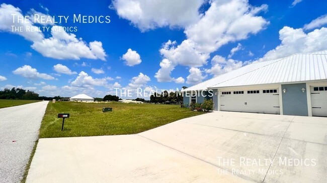 8221 Cozumel Ln in Sebring, FL - Foto de edificio - Building Photo