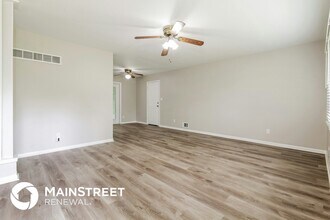 14605 East 37th St S in Independence, MO - Foto de edificio - Building Photo