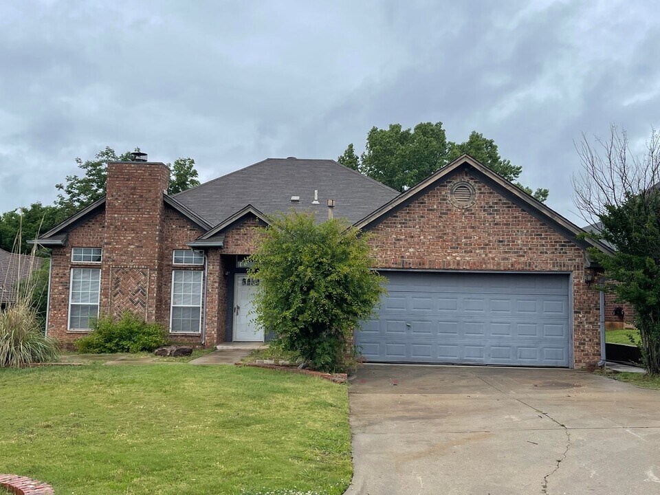 9933 Fox Fair Hollow in Midwest City, OK - Building Photo