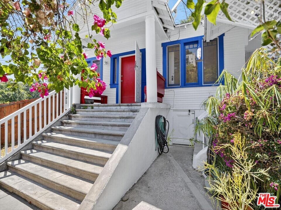2565 Glen Green St in Los Angeles, CA - Building Photo