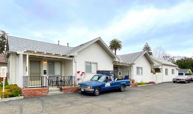 211 W De la Guerra St in Santa Barbara, CA - Foto de edificio - Building Photo