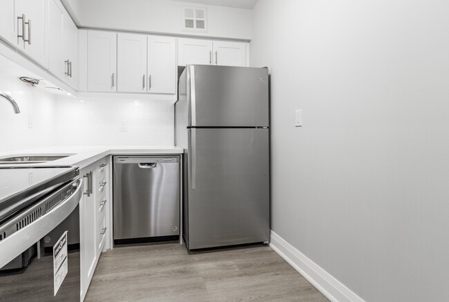 45 Charlton Ave W in Hamilton, ON - Building Photo - Building Photo