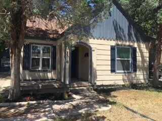 2316 20th St, Unit Main House (Front)- A in Lubbock, TX - Building Photo - Building Photo