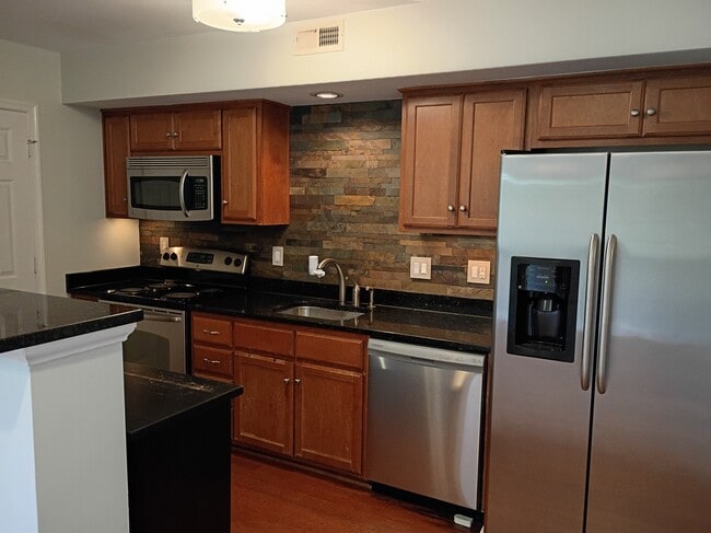 5414 1st Pl NW, Unit 504 Bedroom in Washington, DC - Foto de edificio - Building Photo