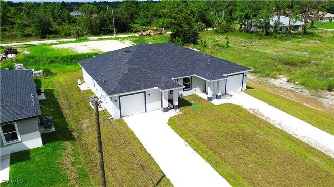 871 Duplex St E in Lehigh Acres, FL - Building Photo - Building Photo