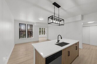 7717 N Sheridan Rd in Chicago, IL - Building Photo - Building Photo