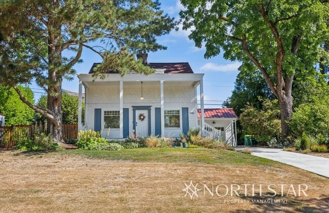 7985 SW Maple Dr in Portland, OR - Building Photo - Building Photo