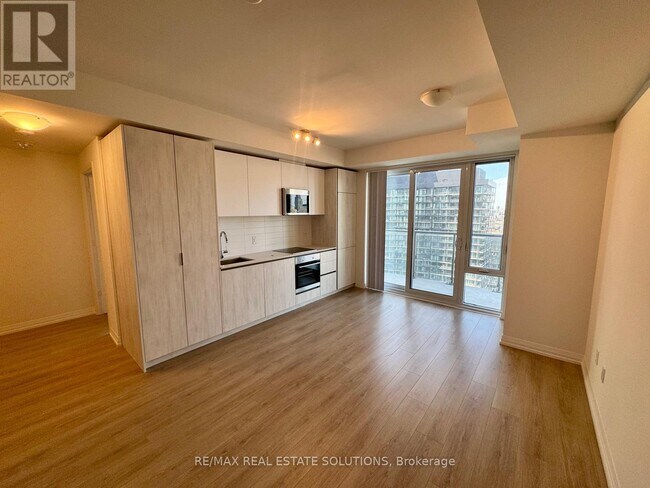 28-3728 Widmer St in Toronto, ON - Building Photo - Building Photo