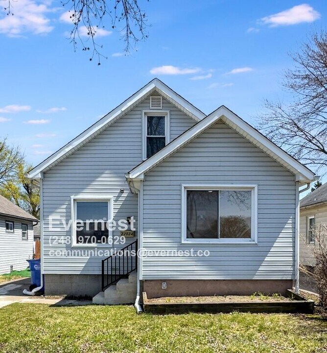 22024 Mac Arthur Blvd in Warren, MI - Building Photo