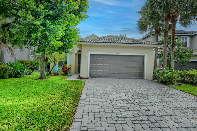 1225 E Magnolia Cir in Delray Beach, FL - Building Photo - Building Photo