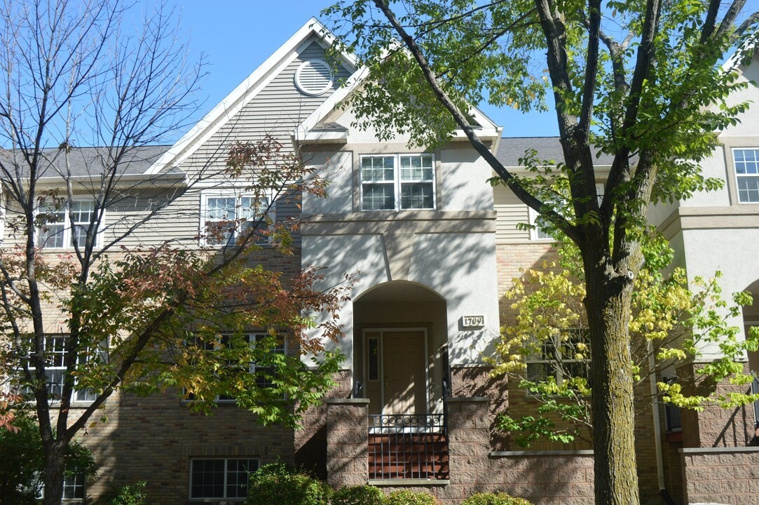 1709 Carns Dr in Madison, WI - Building Photo