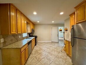 993 Lindley St in Bridgeport, CT - Building Photo - Building Photo